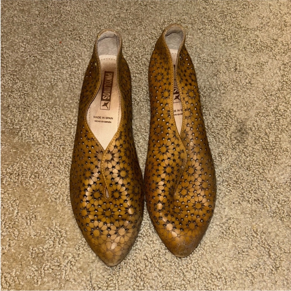 Pikolinos Brown Flats with Intricate Cutout Design